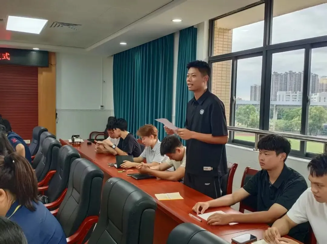 指导教师代表黄铠锋老师发言