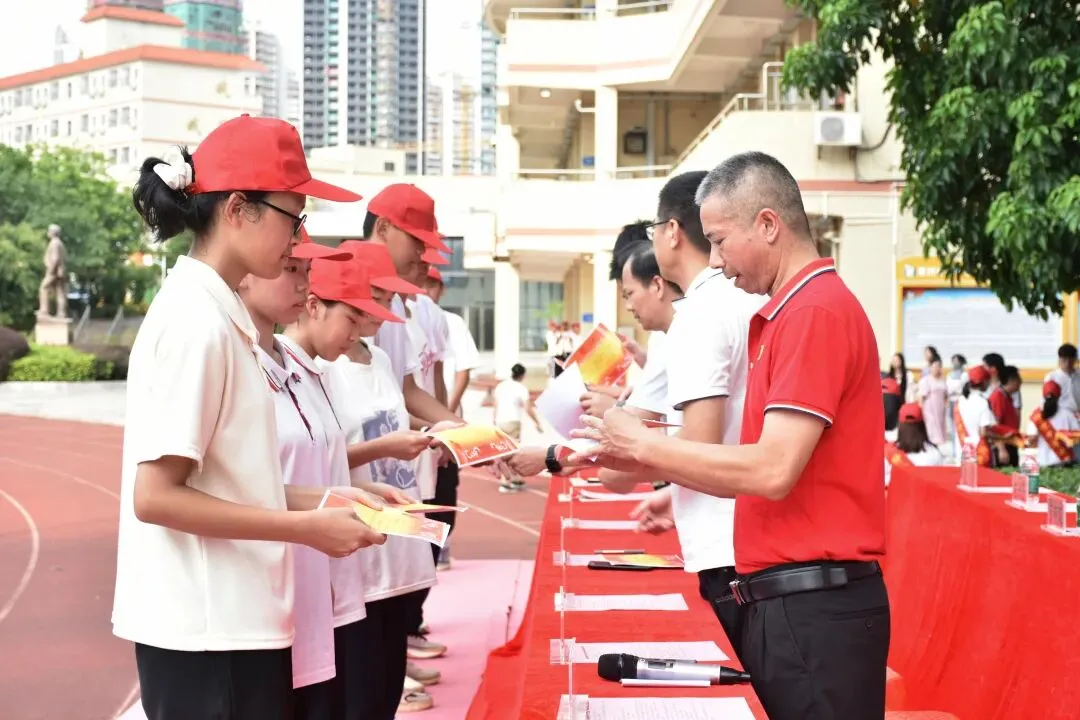 “军训标兵”代表上台领奖