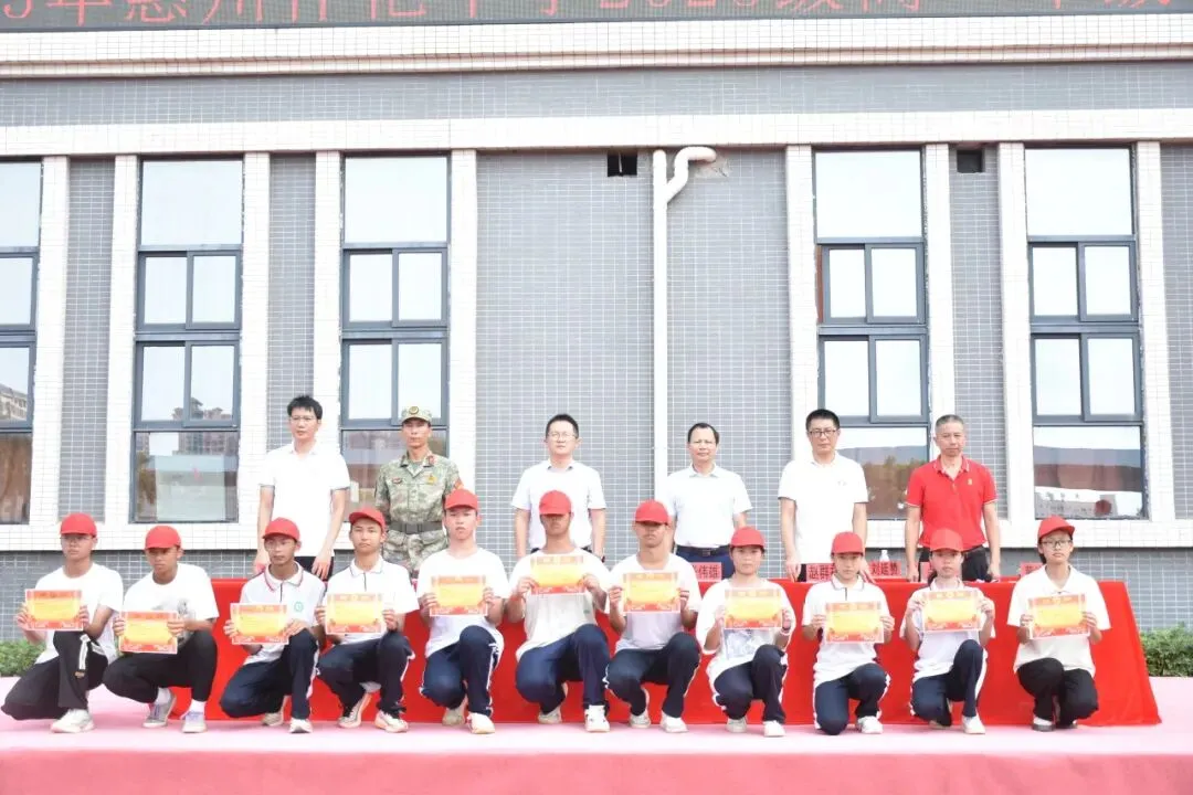 学员代表贺佳欣同学发言