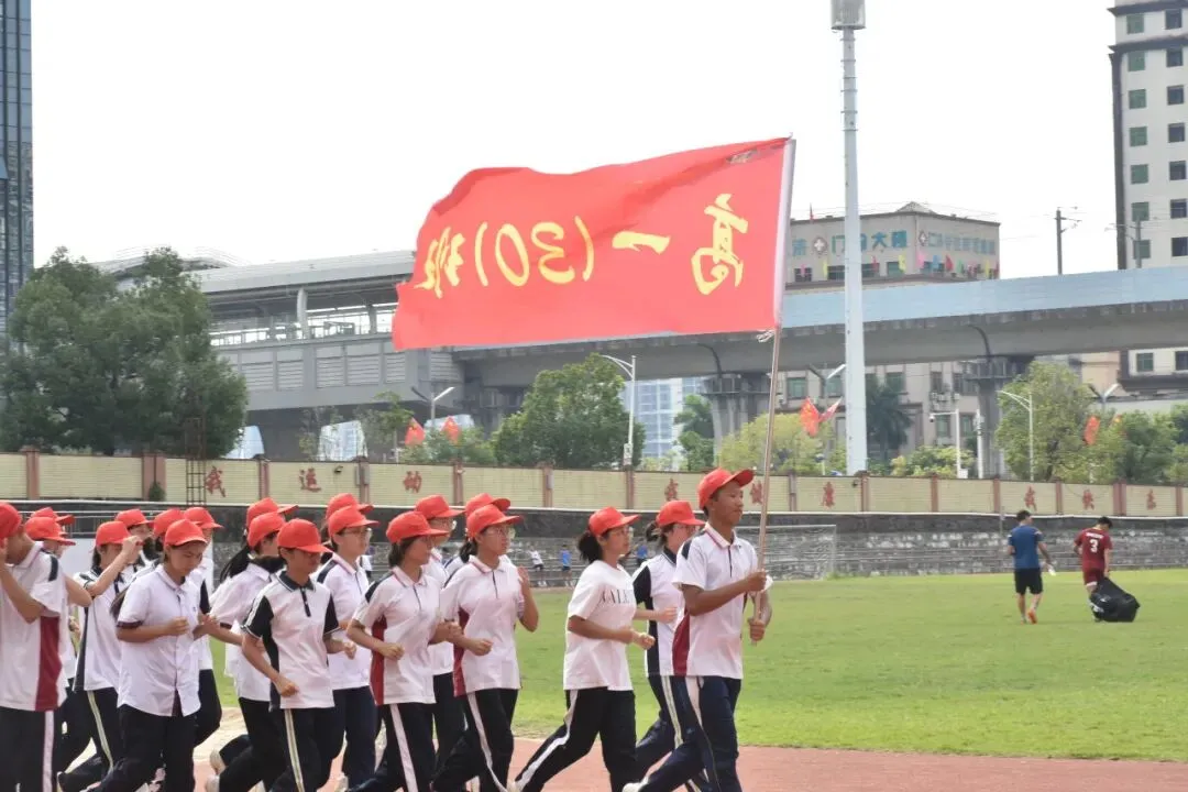 整齐划一的集体跑操场面