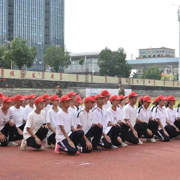 军训汇演中的学生队列