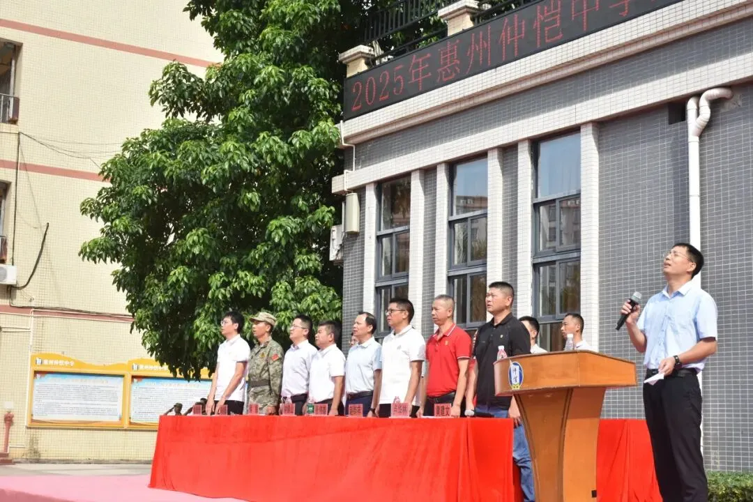 高一新生进行军体拳汇报表演