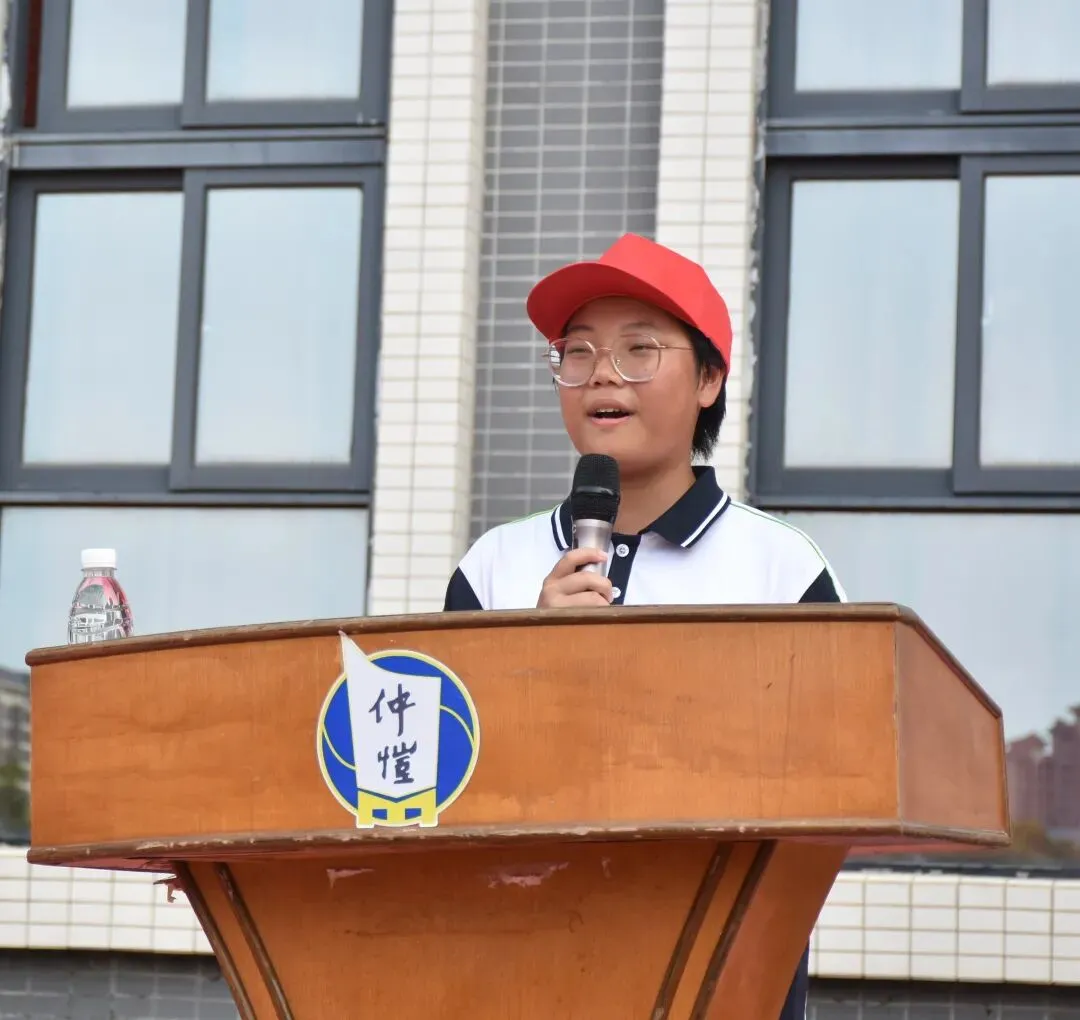 全体受表彰的优秀学员合影