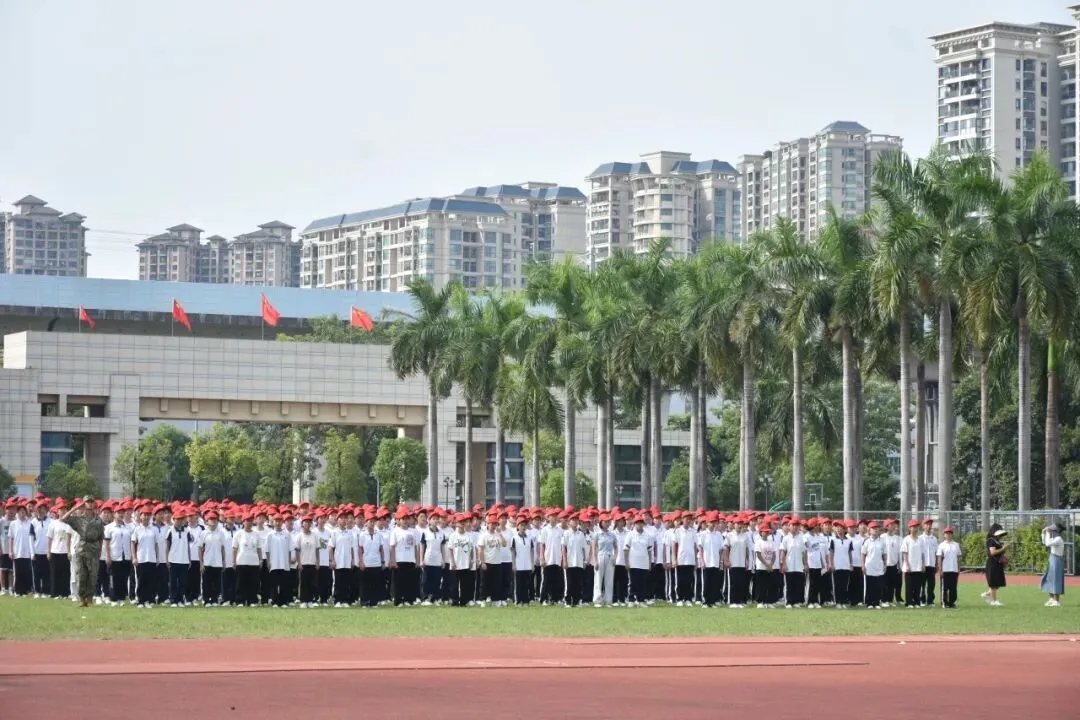 新生们展示匕首操的英姿