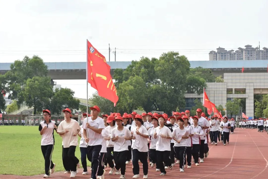 军训实践活动中的学生们