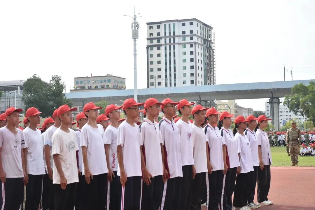 向前看，齐步走！军训口号响彻操场