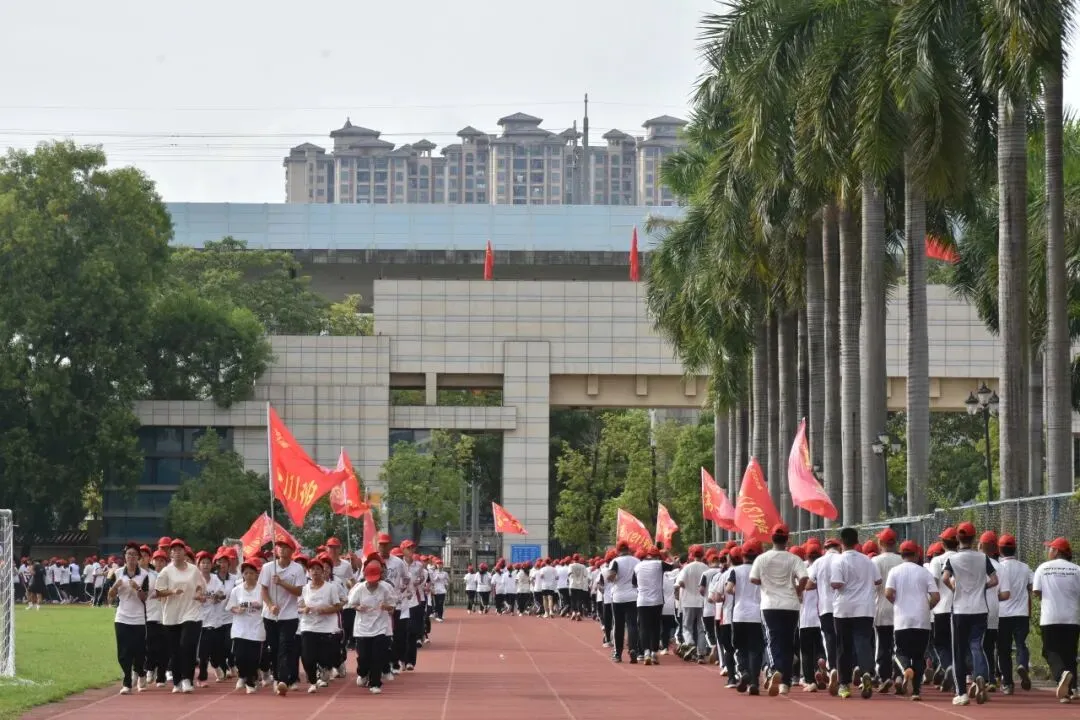 擒敌拳表演展现学生们的格斗技巧