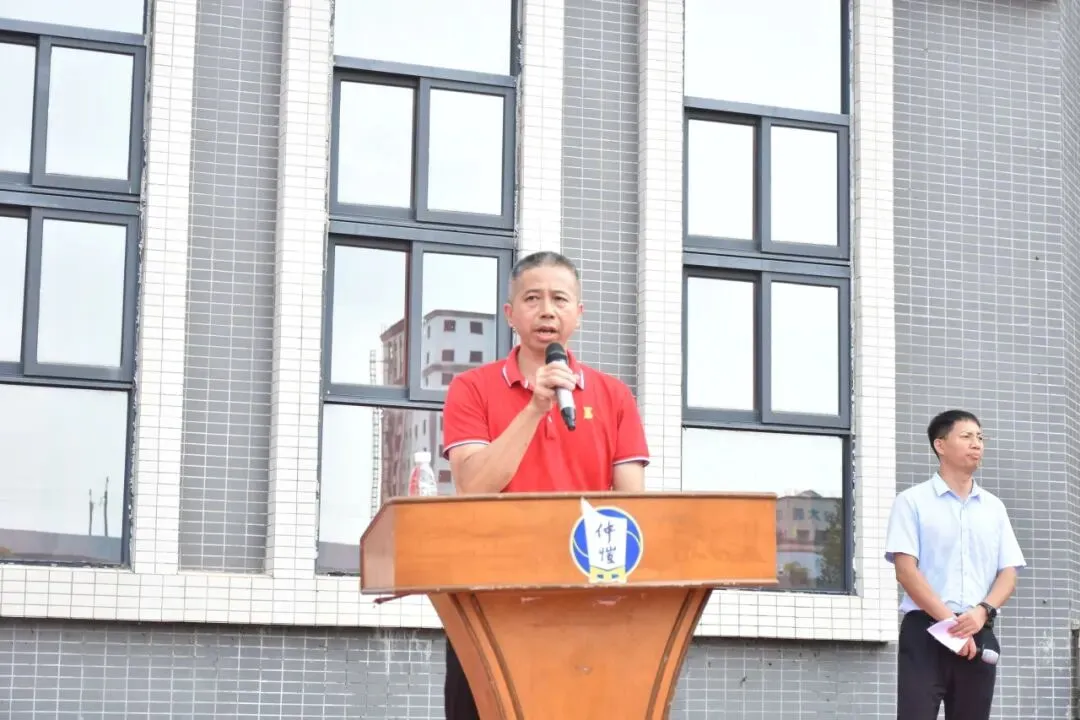 高一年级主任卢华林宣读表彰通报