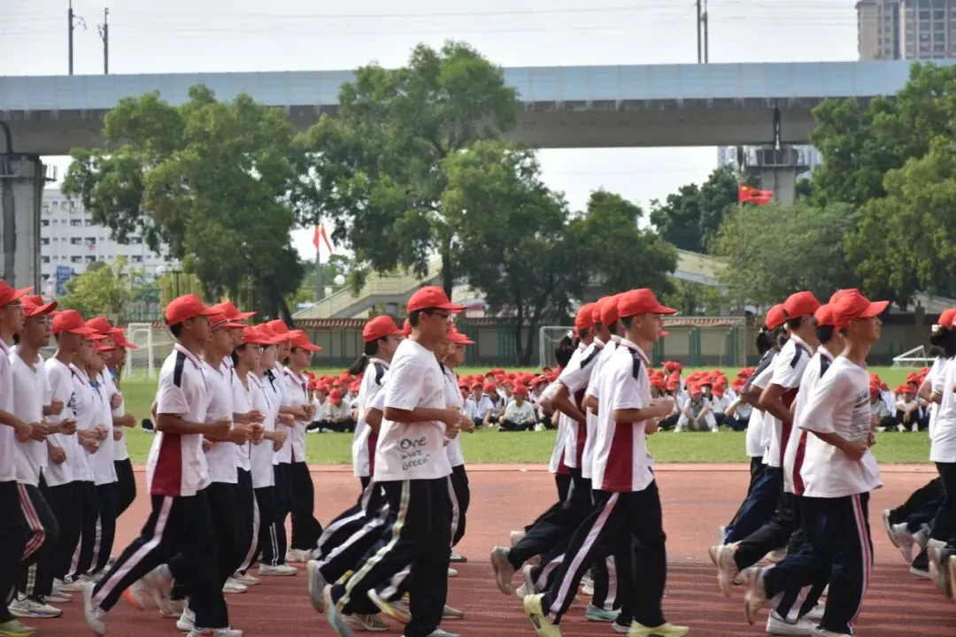 学生们在军训中展现出的坚毅眼神