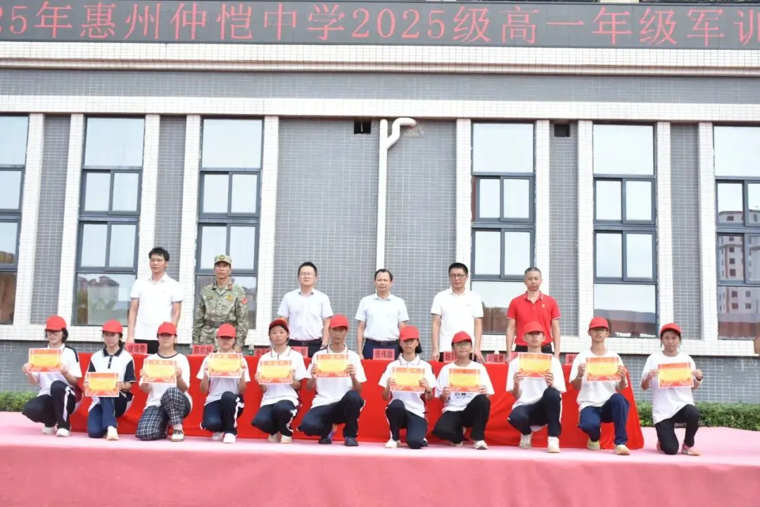 “优秀班集体”代表上台领奖