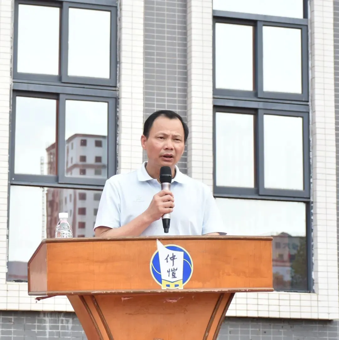 2025级高一新生军训结营合影