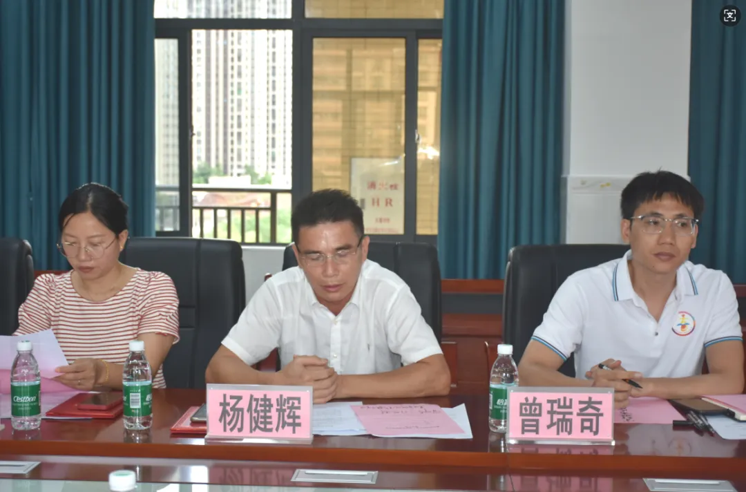 家长代表杨健辉在大会上发言