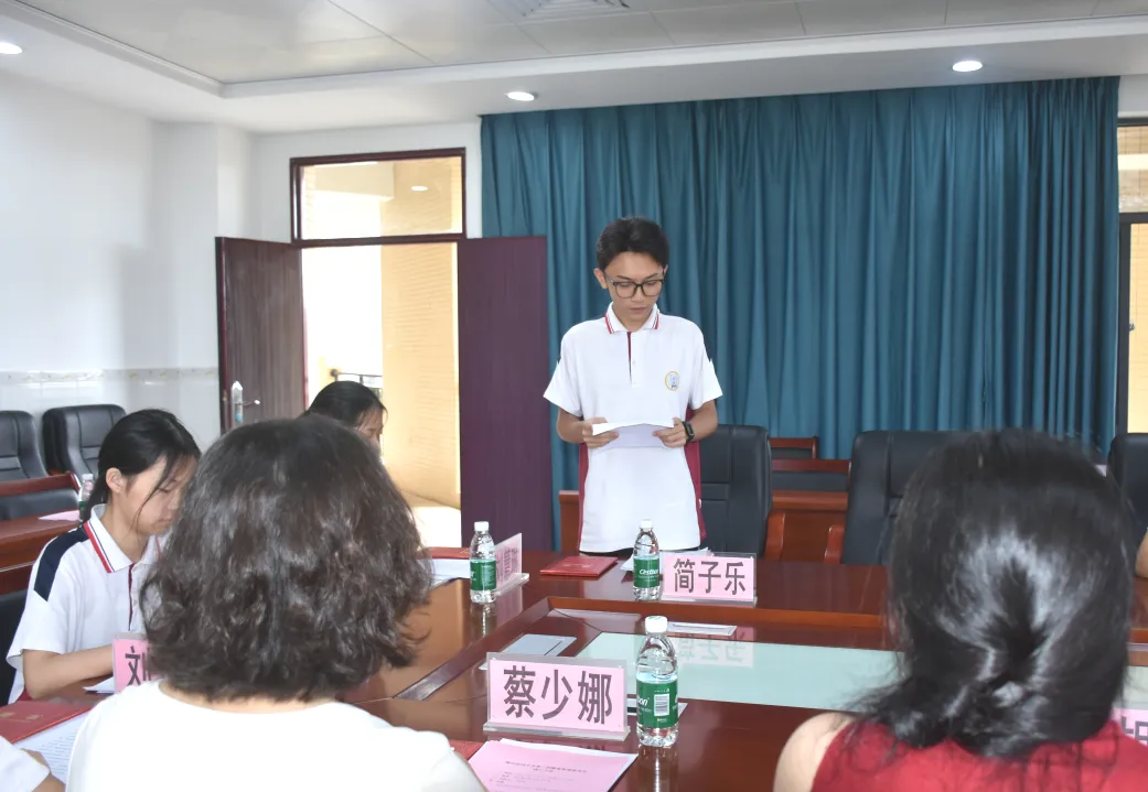 学生代表简子乐在大会上发言