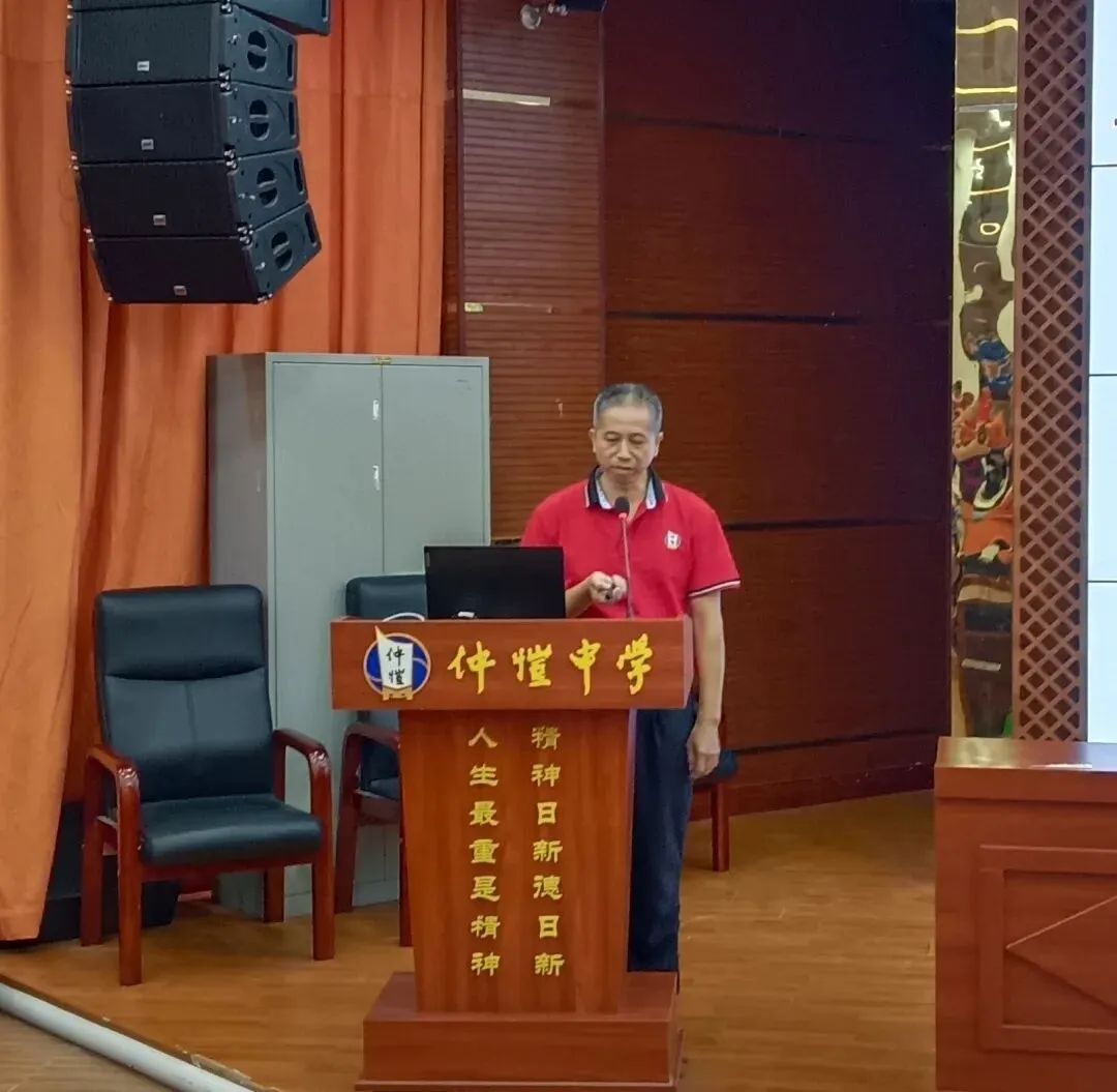 高三年级主任卢华林进行述职