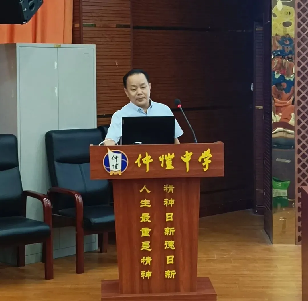 高二年级主任向晓林进行述职