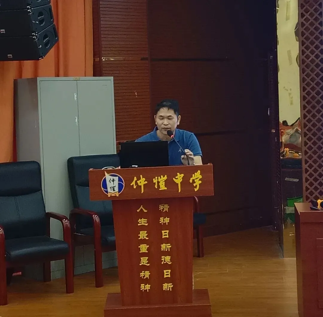 学校办公室负责人刁振春进行述职