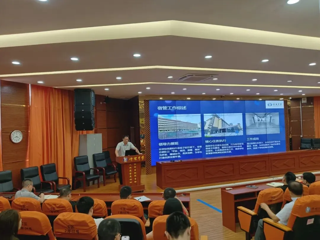 宿管办主任颜小林进行述职