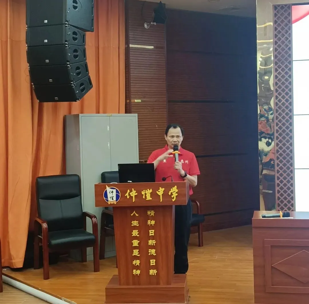惠州仲恺中学校长张伟雄作总结讲话