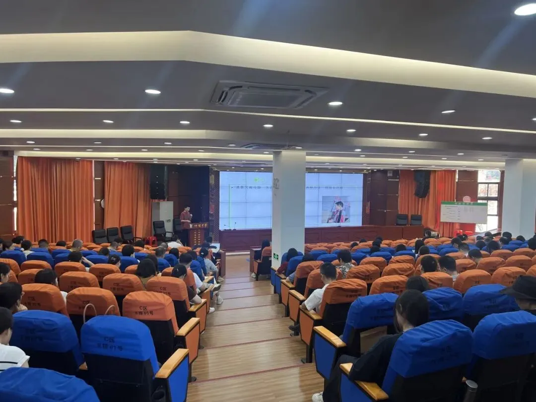 学术报告厅内，教师们认真聆听青年教师的分享