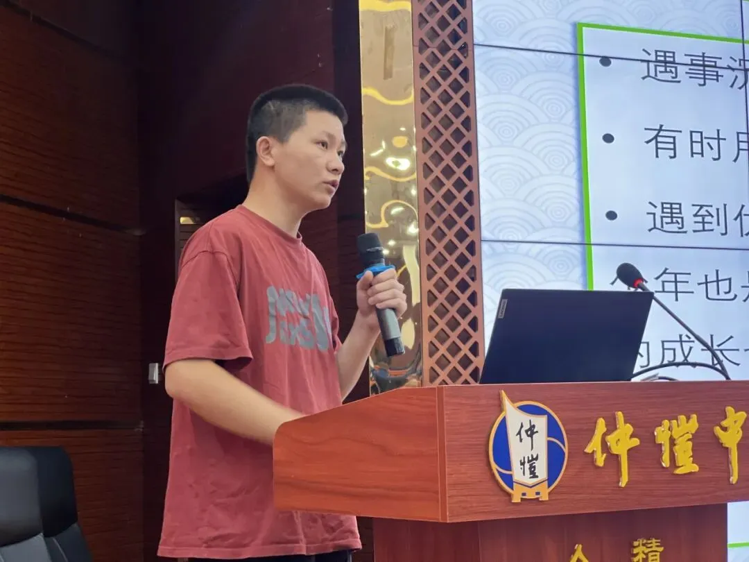 叶佳俊老师在分享自己的教育故事