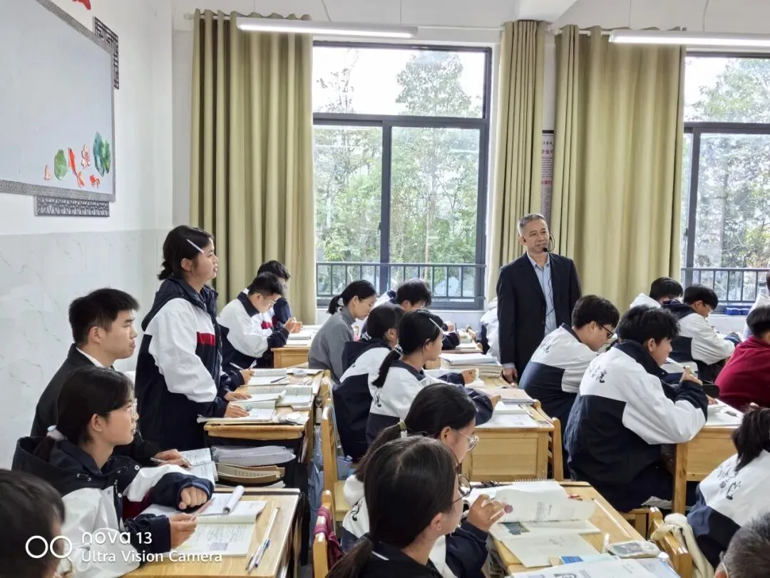 卢华林老师在进行化学实验教学