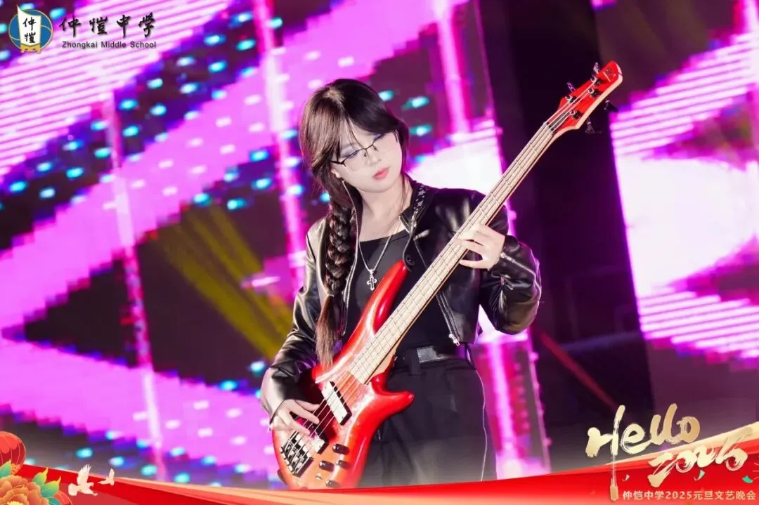 学生演唱歌曲《阳光路上》