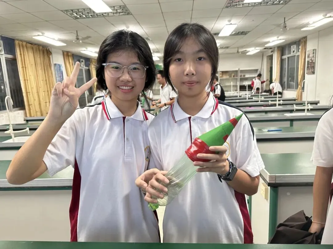 学生们利用手机软件进行物理实验操作