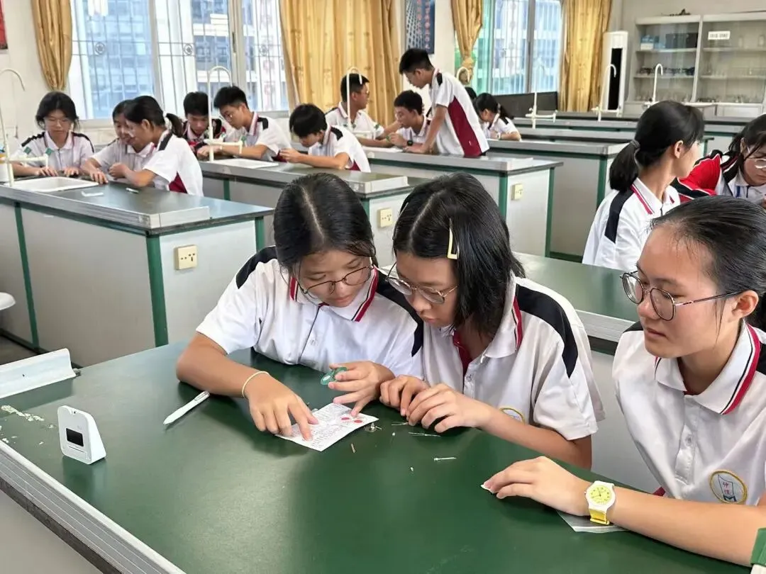 学生们进行趣味焊接实践活动