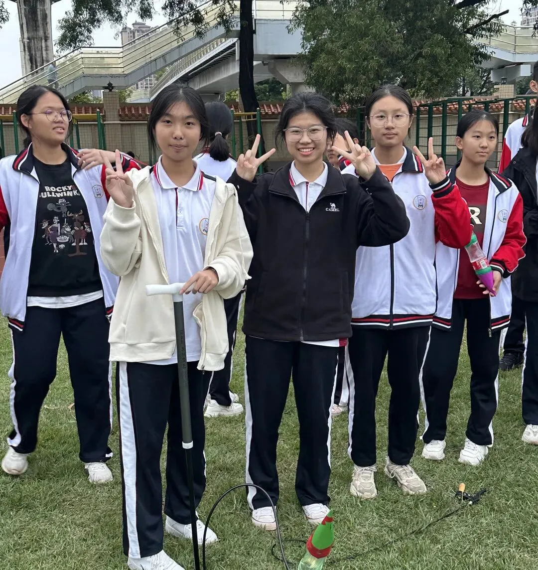 学生们在进行水火箭的制作与发射实验