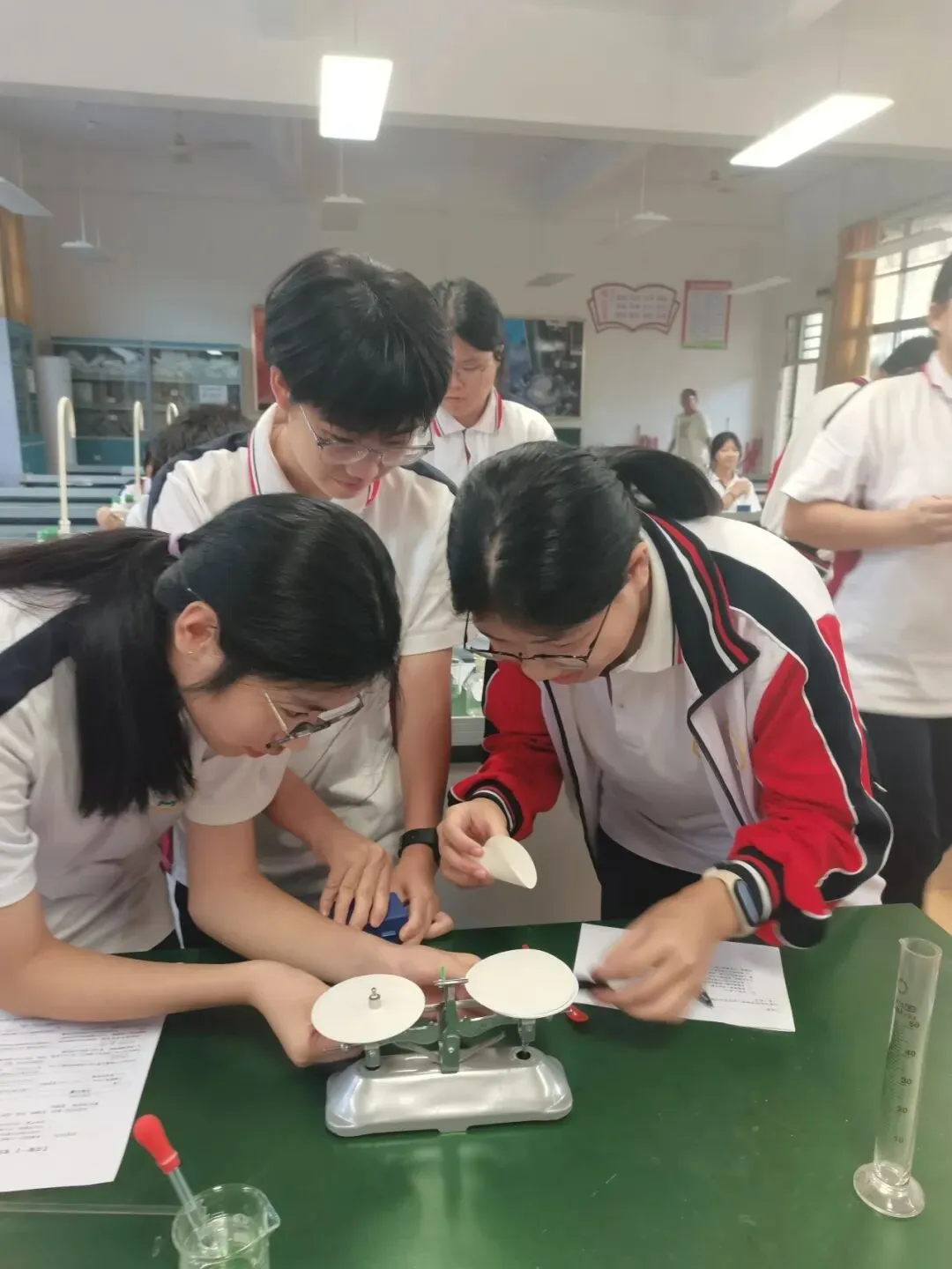 学生们进行盐水发电和水果电池的实验