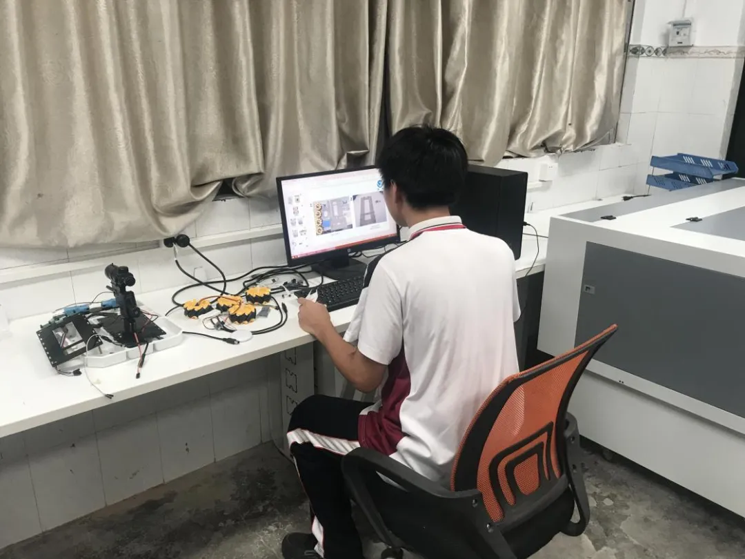 学生们在测试机器人运行状况，确保程序稳定