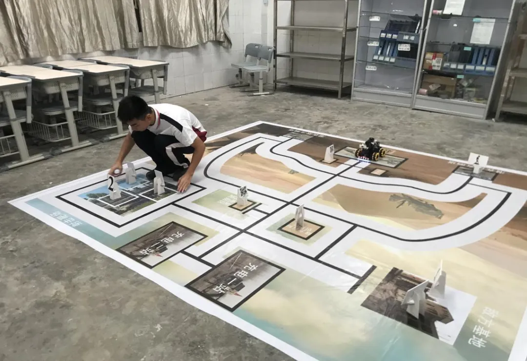 学生们在比赛现场进行机器人程序改进