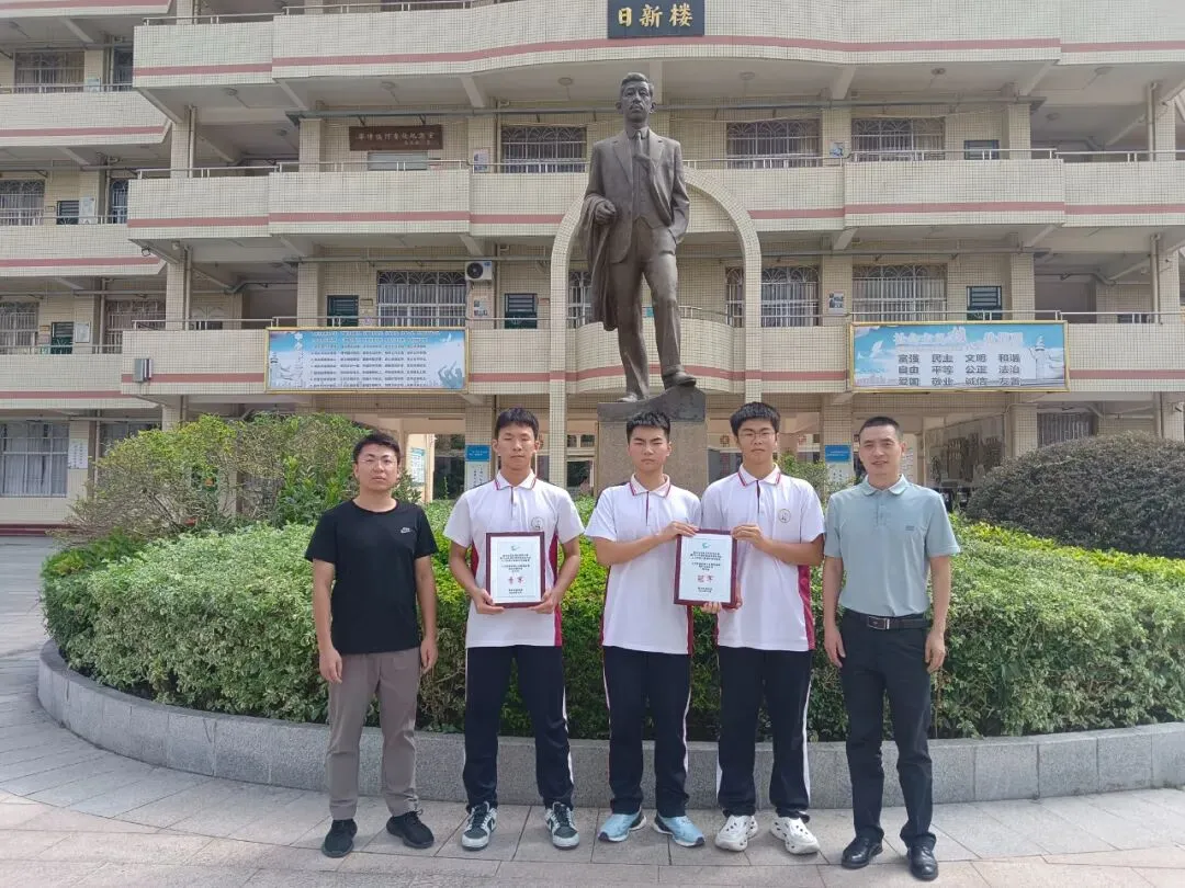 学生们在指导老师的带领下组装机器人硬件