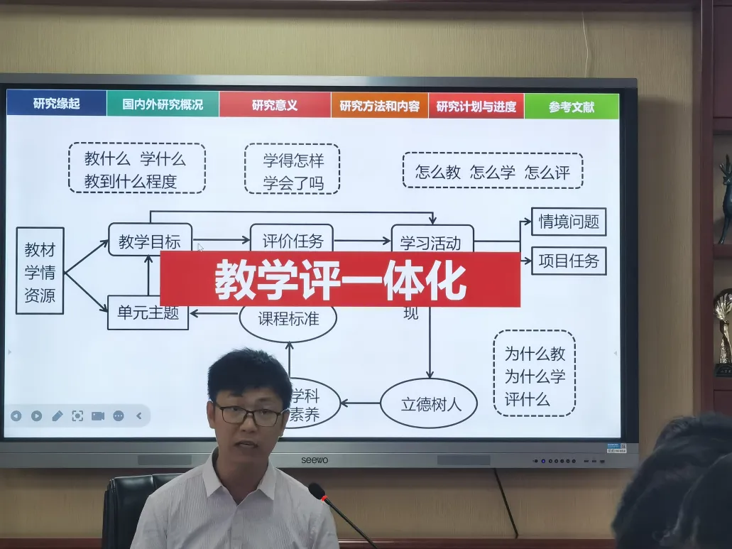 课题组成员认真聆听专家点评