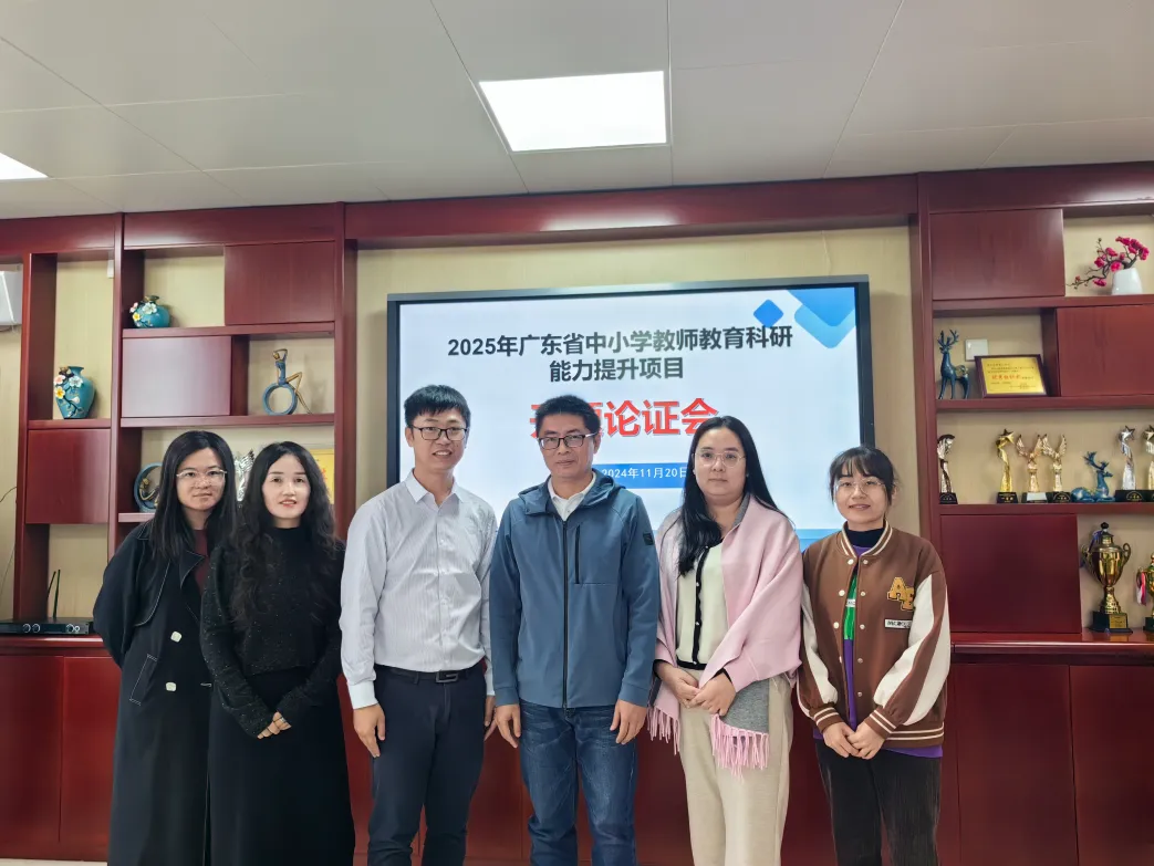 专家评审团认真听取课题汇报