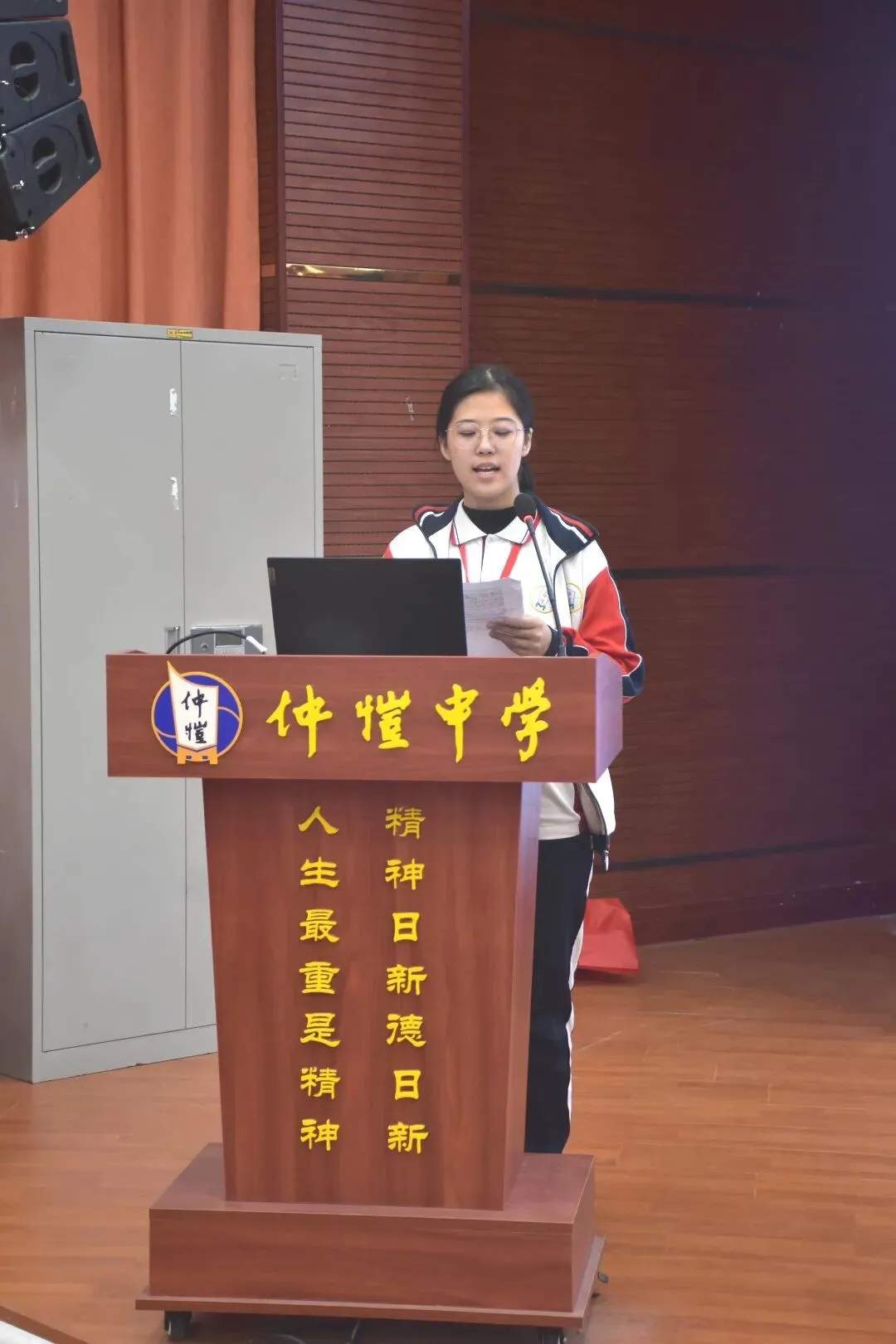 学生会主席陈漫儿同学发言