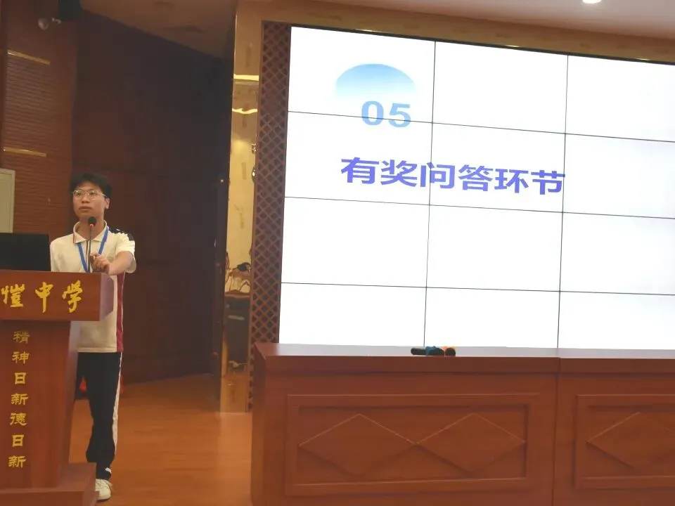 学生会新成员积极参与问答