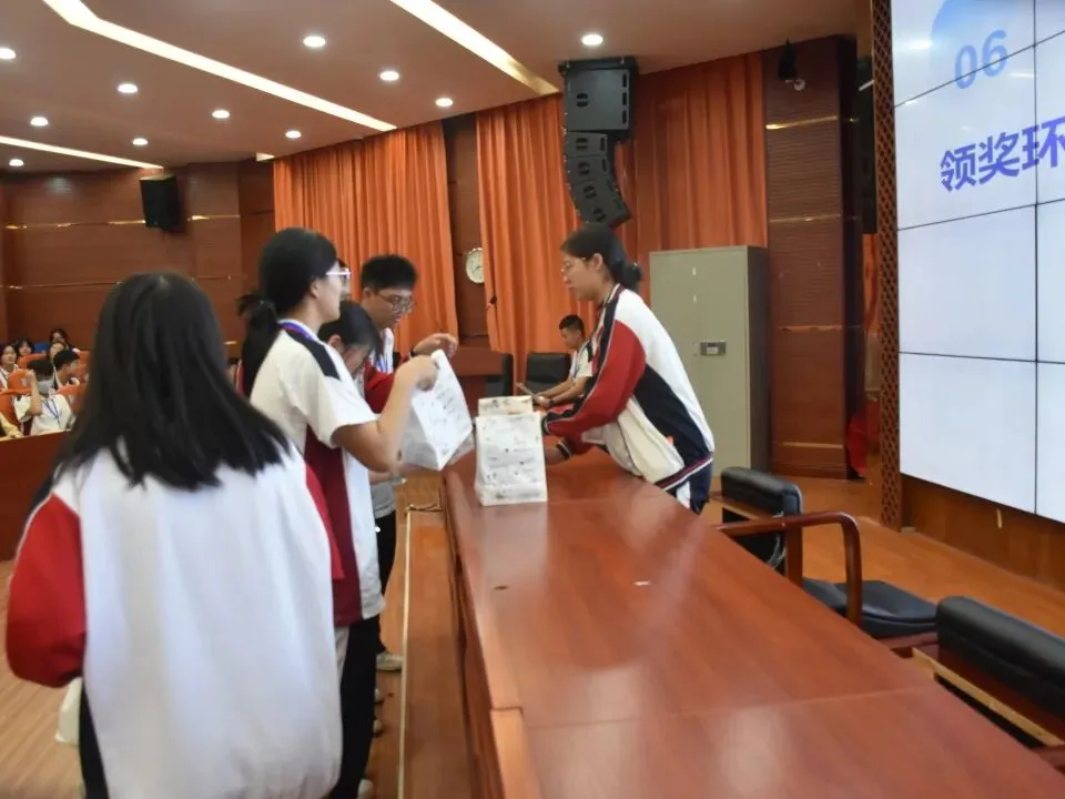 学生会成员互动交流