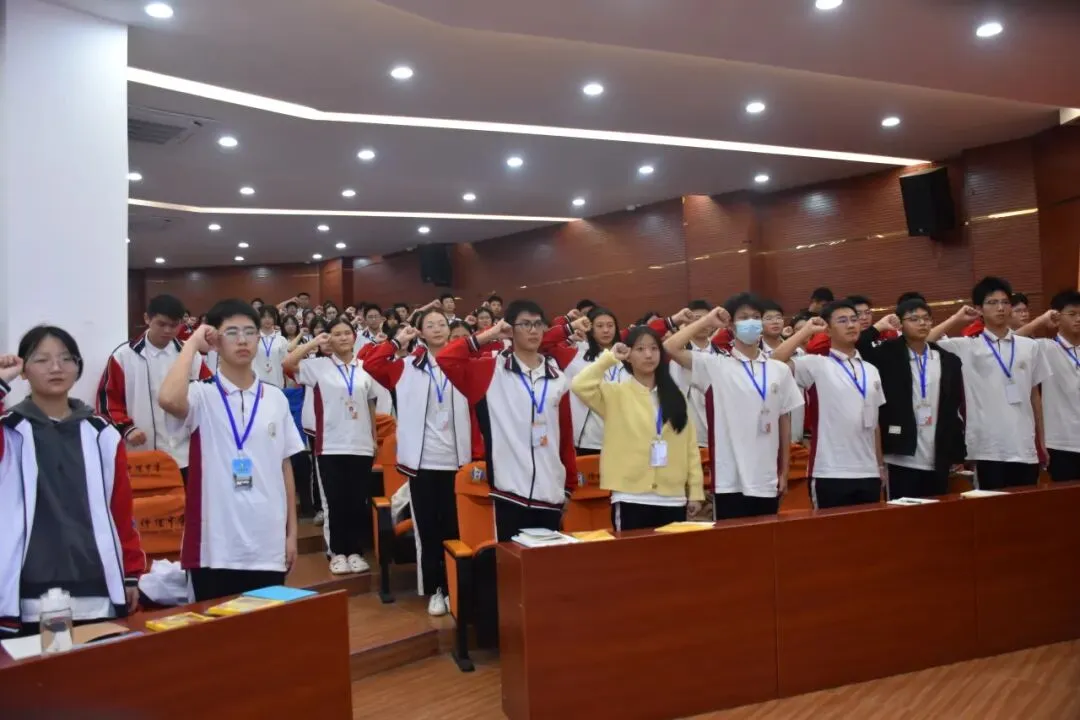 学生会新成员宣誓的庄严时刻