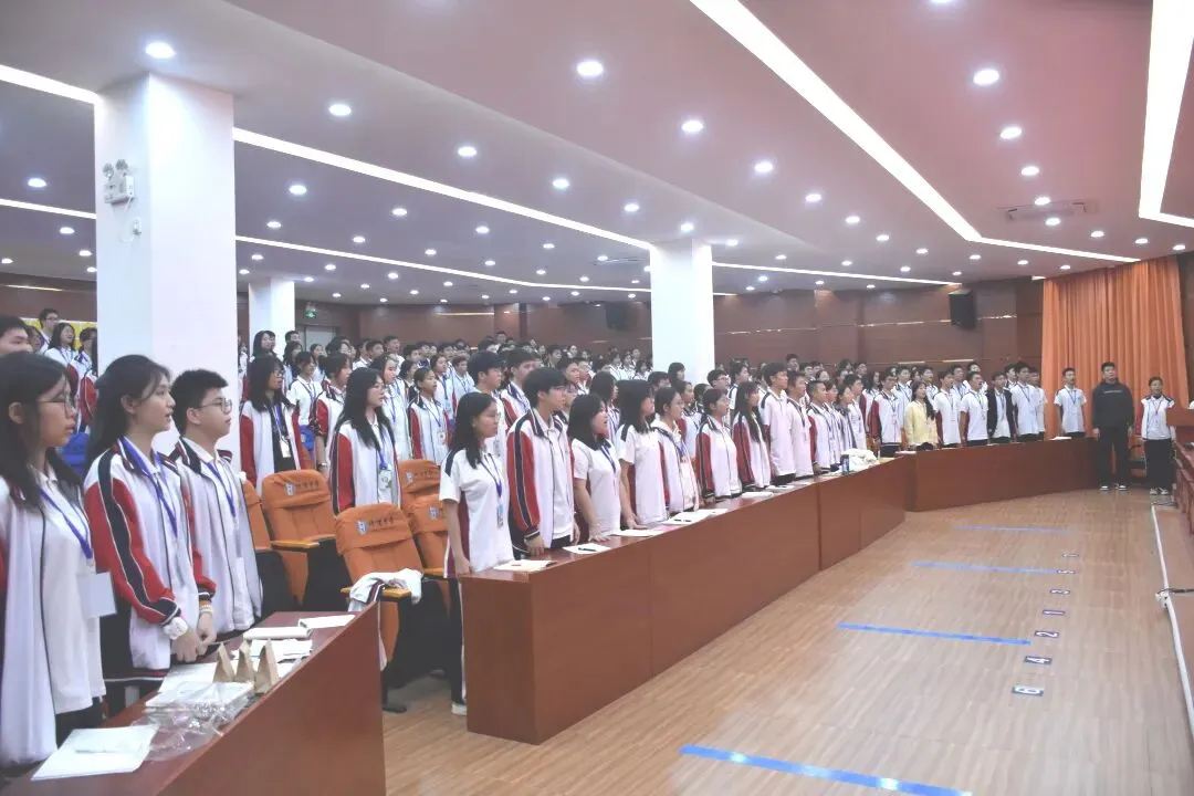 全体参会成员奏唱国歌