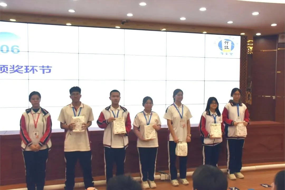 学生会新成员认真聆听