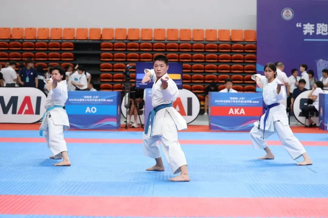 空手道比赛中的郑珺洋