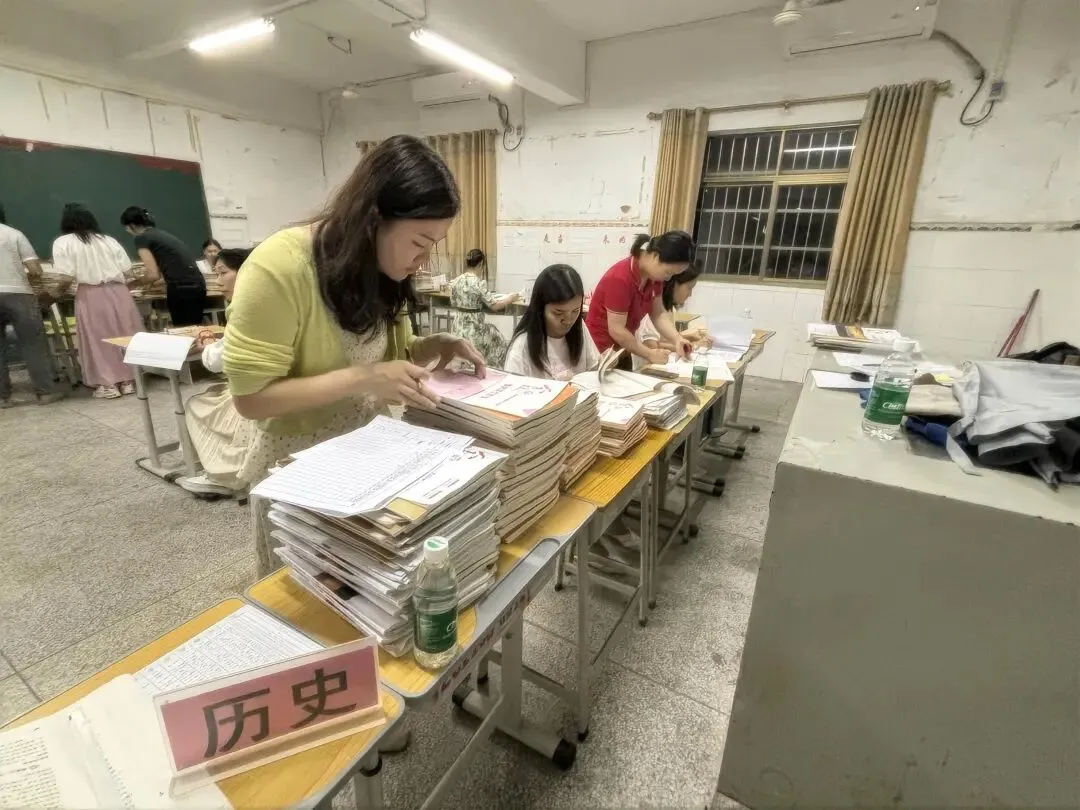 历史作业批改细致，引导学生深入思考历史事件