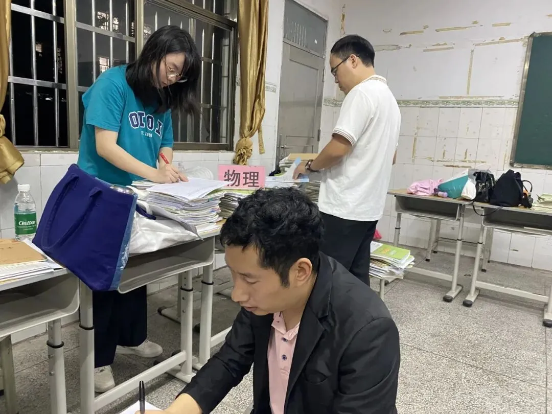 物理作业批改严谨，注重公式推导和解题思路