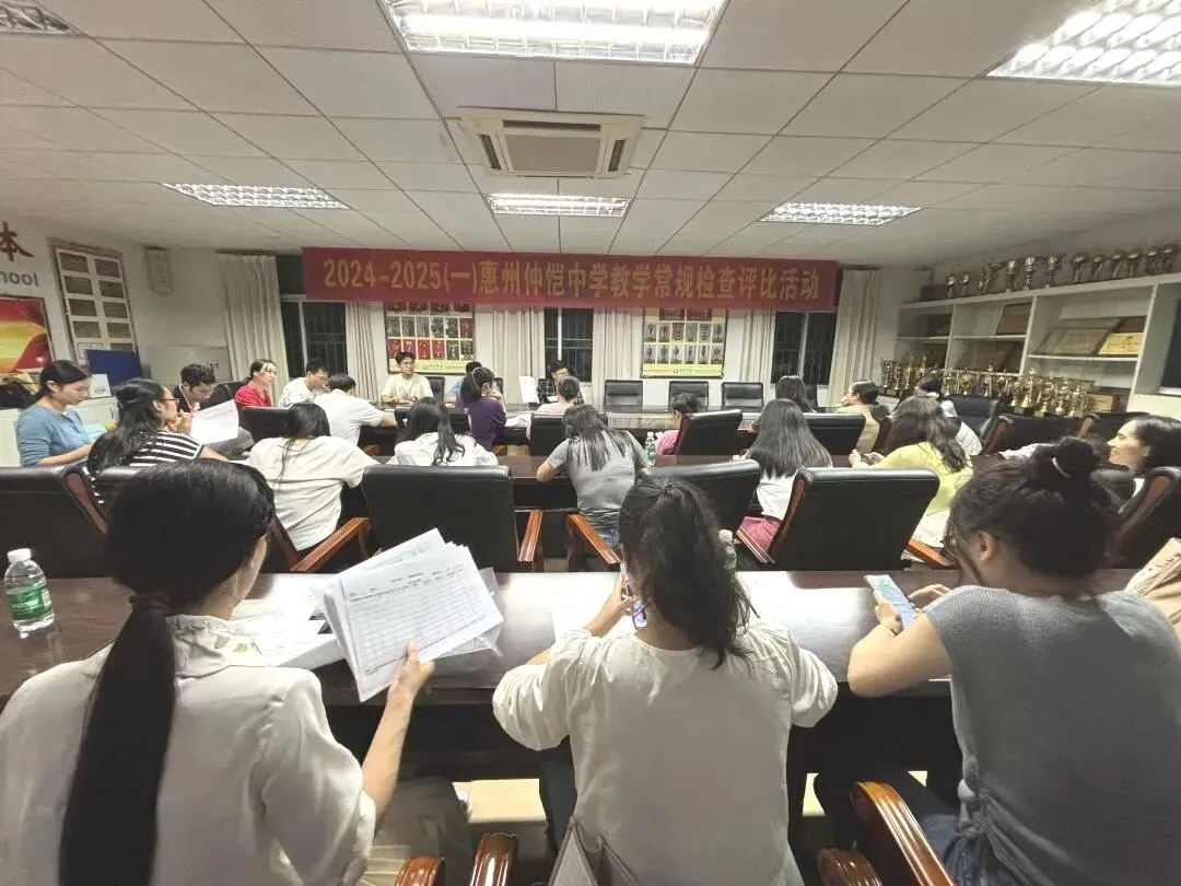 检查人员认真听取唐涛主任的培训指导