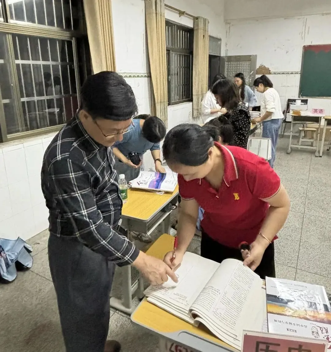 检查人员仔细核对作业批改情况