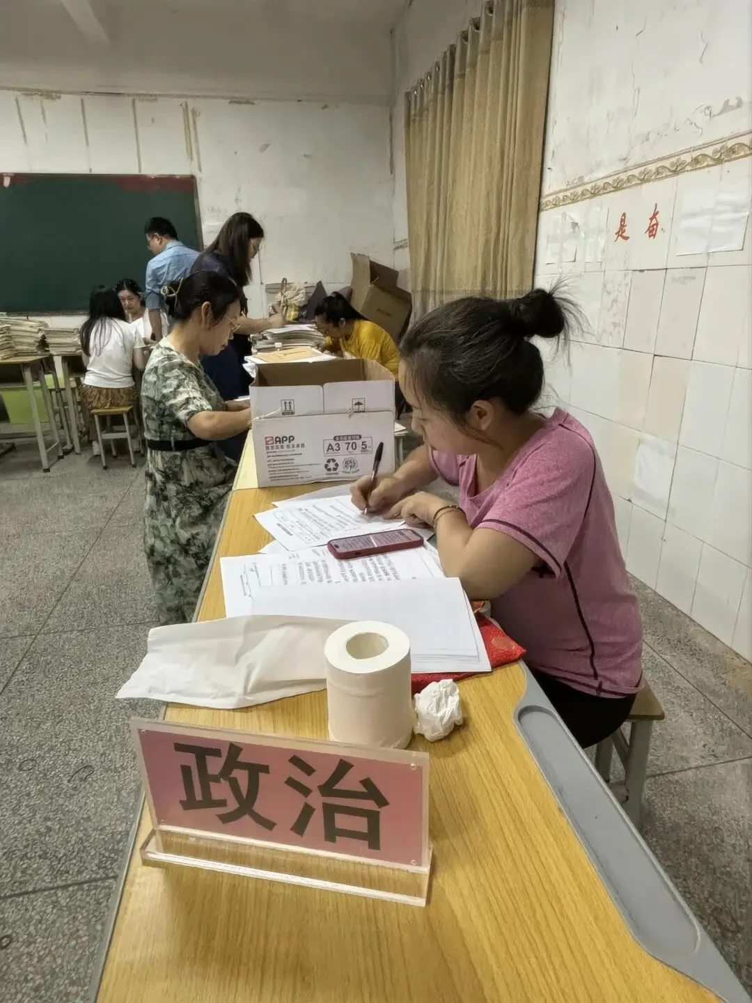 政治作业批改细致，引导学生理解时事政策