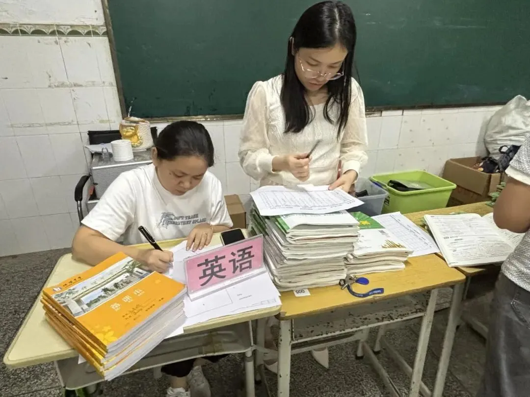 外语作业批改细致，注重语言点纠正