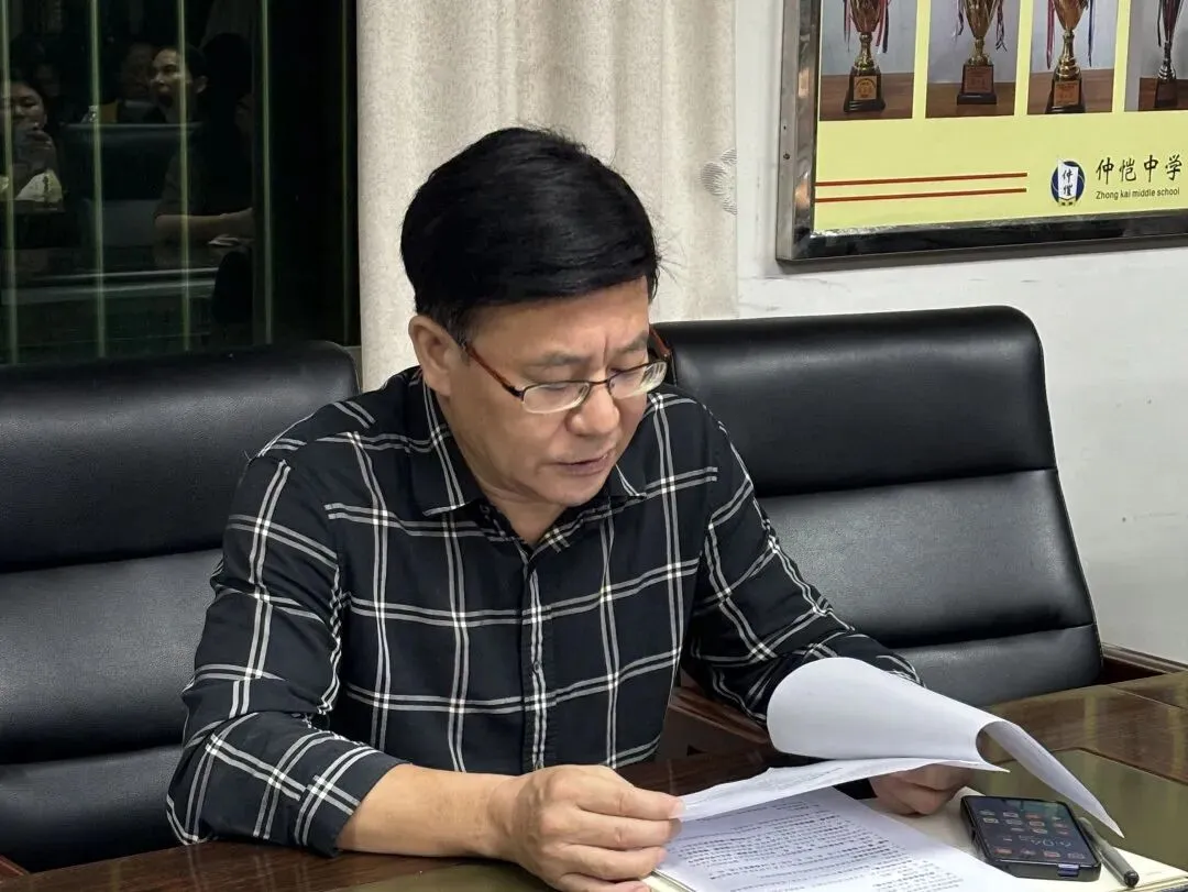 检查小组认真研究检查表格和标准