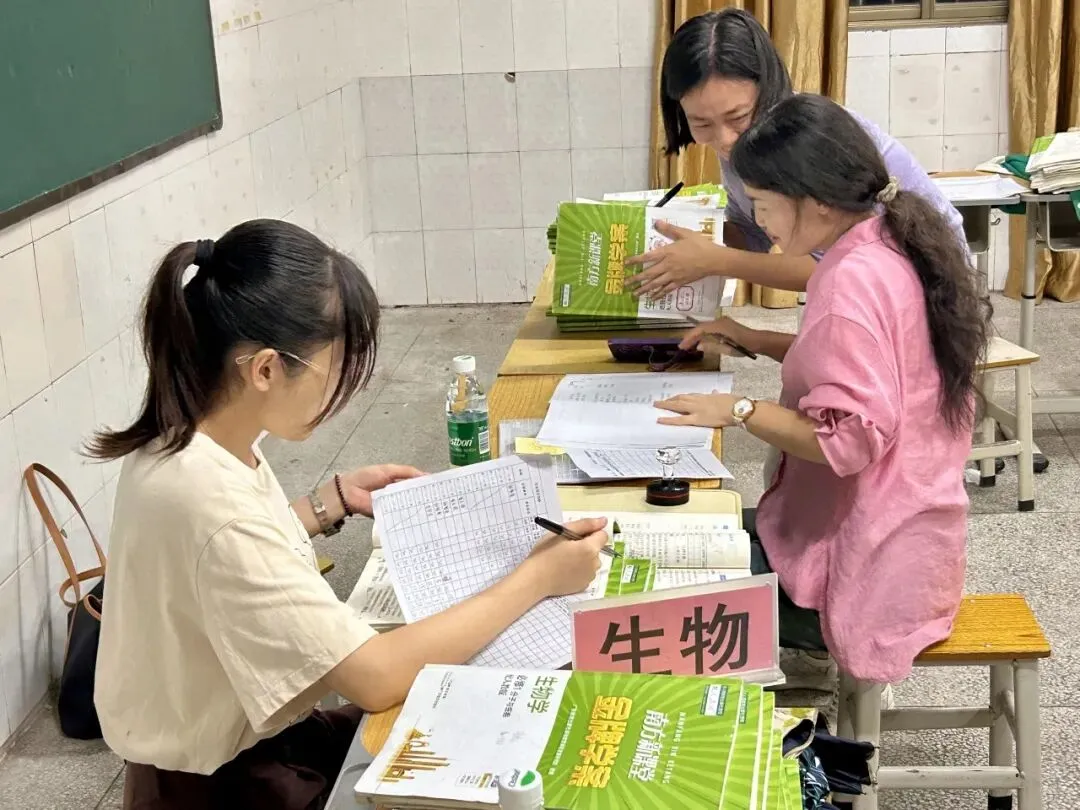 生物作业批改认真，鼓励学生观察与实践